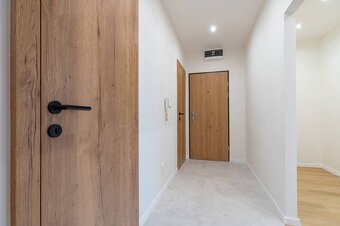 NA PREDAJ,3- IZB.BYT,KOMPLETNÁ REKONŠTRUKCIA,UL. SOKOLOVSKÁ, - 11