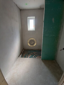 Rezervované Na predaj 5-izbový  rodinný dom v obci Košolná - 11