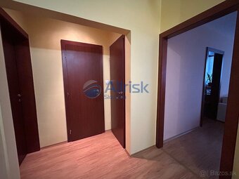 Veľkometrážny 3-izbový byt po kompletnej rekonštrukcii v Šal - 11
