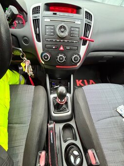 Kia Ceed - 11