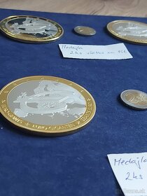 Zbierka medailí a VÝROČNÉ dvojeurových mincí + žetóny - 11
