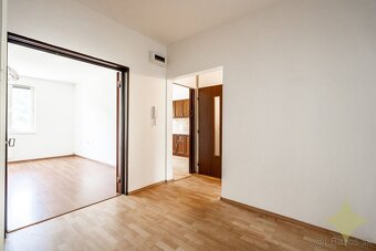 Exkluzívne na predaj priestranný čiastočne prerobený 3 izbov - 11