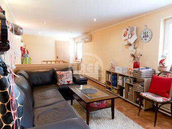 Komerčná budova s 2-izbovým bytom vo Vranove nad Topľou - 11