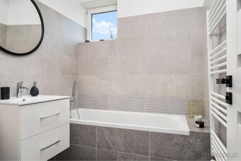 Štýlový 3-izbový byt so zariadením, loggiou a balkónom - 11