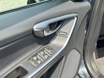 Volvo XC60 2.4D Momentum Geartronic - 11