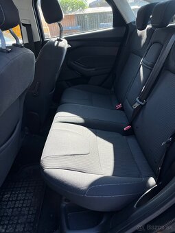 FORD FOCUS SEDAN - 11