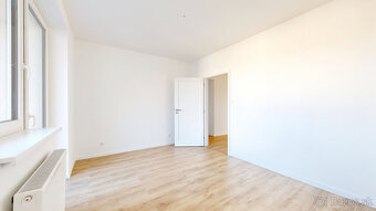 POLIANKY / Priestranný 3-izbový byt s loggiou a kuchynskou l - 11