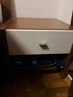 Predám manželskú posteľ s noč stolikmi a s 3 komodami - 11