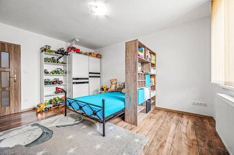 Priestranná novostavba rodinného domu s pozemkom - 11