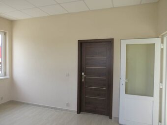 Skladové priestory v oplotenom areáli s vrátnikom - 11