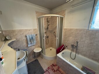 Trojpodlažný dom s veľkou záhradou v centre Ružomberku - 11