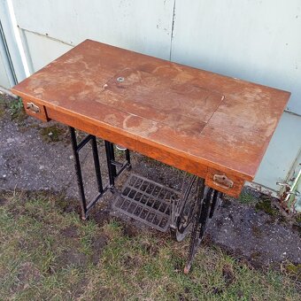 starý šijací stroj LADA - 11