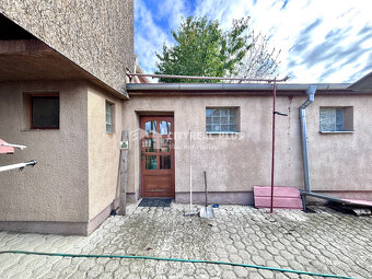 Ponúkame Vám na predaj rodinný dom s veľkým pozemkom v meste - 11