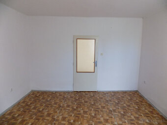 Na predaj starší dom  v N. Zámkoch -pozemok 807 m2. - 11