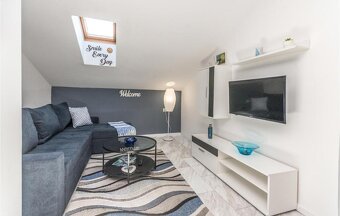 Chorvátsko dom s tromi apartmánmi 50 metrov od mora. - 11