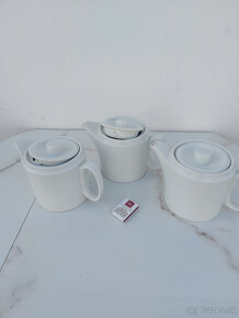 Slko a keramika z vitríny - 11