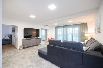 Chorvátsko, luxusná vila 120 metrov od mora. - 11