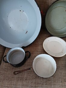 Starý lavór, taniere, misky, sklenené poháre - 11