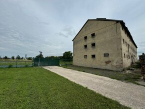 Pozemok s budovou v centre logistického parku v Seredi - 11