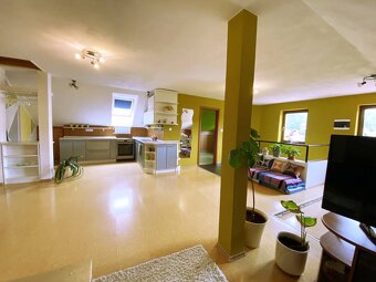 7 izbový rodinný dom s garážou,pozemok 730 m2 v obci Slatina - 11