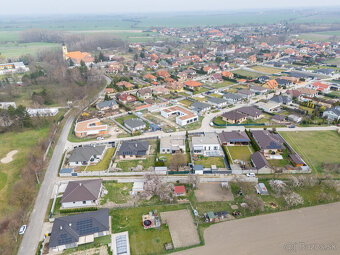 Na predaj priestranný 4-izbový rodinný dom s dvojgarážou v o - 11