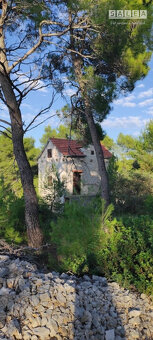 CHORVÁTSKO, OSTROV BRAČ - KAMENNÝ DOM ZO 16. STOROČIA, ZÁTOK - 11