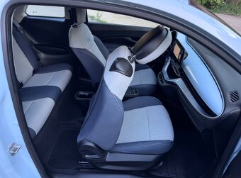 FIAT 500e 87kW, biely interiér - 11