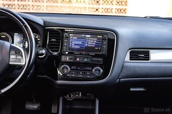 Mitsubishi Outlander Hybrid / Bi-Xenon / Strešné okno / - 11