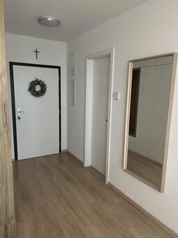 Moderný 2-izbový kompletne zariadený byt s loggiou a parkova - 11