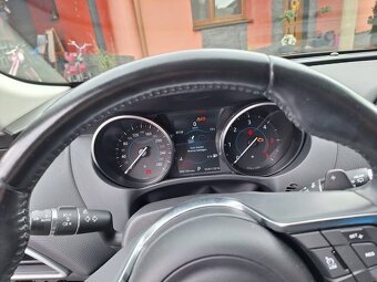 Jaguar F-pace 2.0d - 11