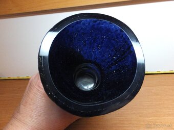 Zajímavá masivní těžká tmavě modrá váza nebo pohár. - 11