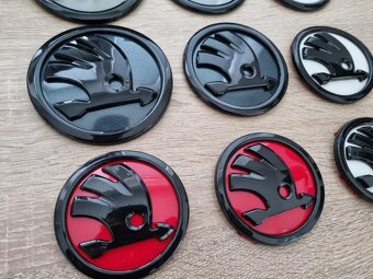 Čierne / karbónové / farebné - logo na ŠKODA - 11
