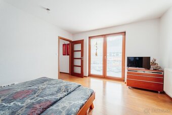 Priestranný 2 izbový byt - s veľkoformátovími oknami - 11