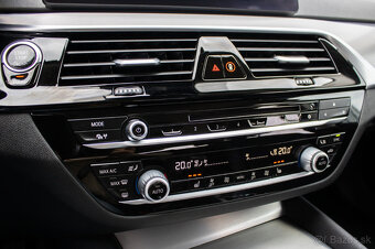 Bmw 5 Touring 530i 4x4 xDrive Sport benzín automat - 11