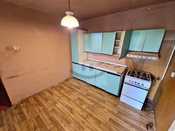 Starší rodinný dom s veľkým pozemkom v kľudnej časti obce - 11