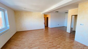 Priestraný 3-izbový tehlový byt s balkónom, terasou a s možn - 11
