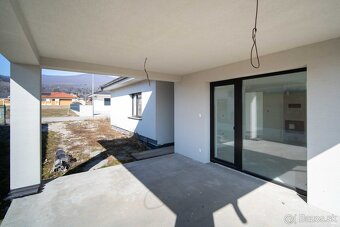 Novostavba- Bungalov s pekným výhľadom na Smolenický  zámok - 11