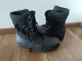 Vojenské oblečenie a material - 11