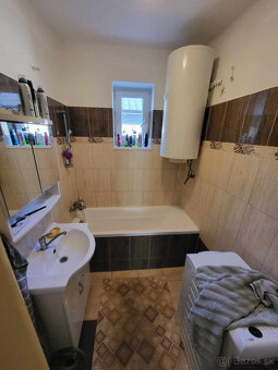 Tehlový 3 izbový rodinný dom v obci Bešeňov s veľkým pozemko - 11