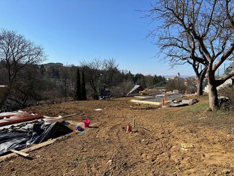 Pozemok s rozost.stavbou, projektom a stavebným povolením - 11