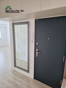 REZERVOVANÉ Dvojizbový byt s lódžiou a komorou na sídlisku  - 11