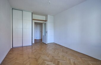 Sibírska -3. izbový, priestranný byt s balkonom - 11