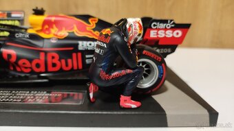 Max Verstappen 1:18 s figurkou - prvy titul Abu Dhabi 2021 - 11