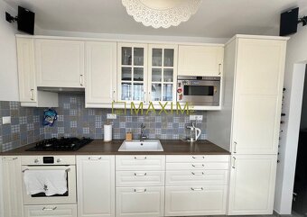 Veľmi pekný zrekonštruovaný 3- izbový byt s lodžiou na  ulic - 11