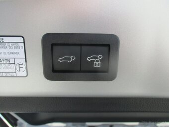 TOYOTA COROLLA CROSS AC STYLE TECH 2,0 HEV 4x4 DPH - 11