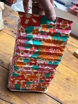 Staré Vianočné ozdoby s lampiónom a káblami. - 11