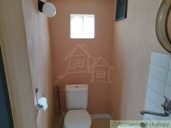 Dvojpodlažná chatka s do kopca vytesanou pivnicou v chatov - 11