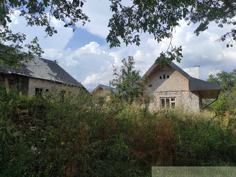 VÝRAZNE ZNÍŽENÁ CENA - Gazdovský dvor v príjemnom prostred - 11