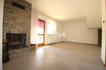 NA PREDAJ: Priestranný dvojgeneračný rodinný dom - Valaliky - 11