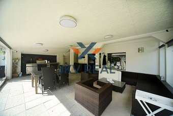 Rodinná oáza pokoja a luxusu – veľkorysý 6-izbový dom s altá - 11